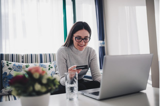 Mujer haciendo compra online