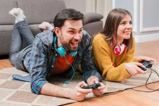 pareja jugando videojuegos