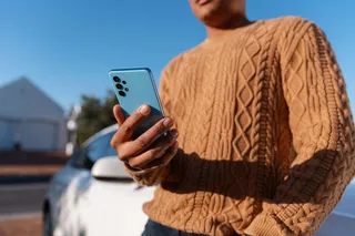 Homem utilizando smartphone