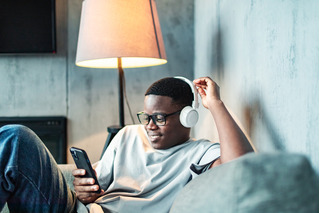 Joven con auriculares