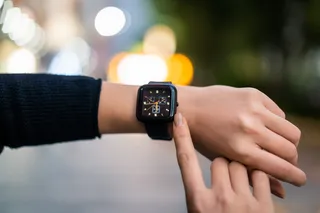 Un par de manos muestran un smartwatch