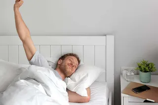 Hombre acostado en la cama