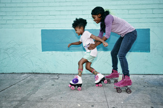 mãe e filha patinando