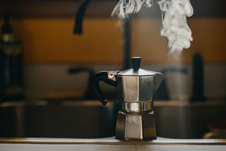 como funciona uma cafeteira italiana