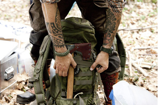 Homem preparando mochila de supervivência