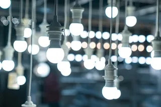 múltiplas lâmpadas de luzes brancas