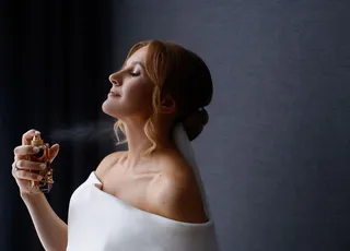 mulher passando perfume