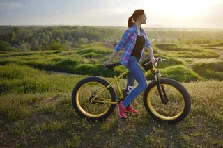 Mulher andando de bicicleta