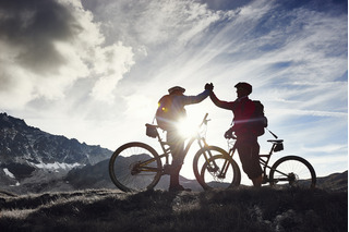 Ciclistas con bicicletas en montaña