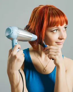 Mulher secando o cabelo
