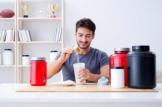 homem preparando shake de proteĂna