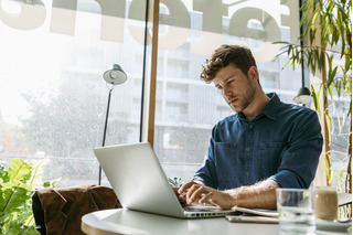 Hombre trabajando con un notebook