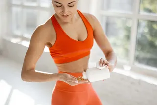 Mulher tomando suplementos
