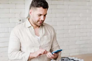 Hombre usando el celular