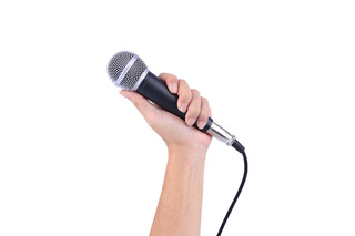 mano agarrando un micrófono