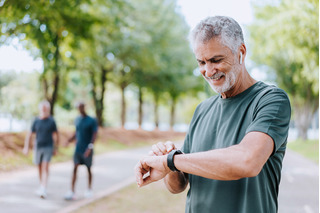 Hombre usando Smartwatch