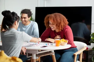 Amigos jugando juego de mesa