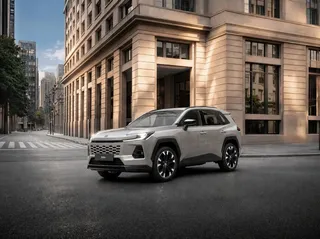 SUV Toyota RAV4 gris andando en la calle.
