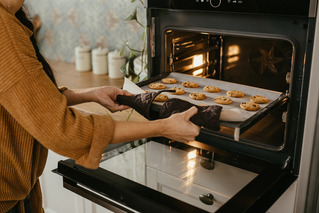 Mujer horneando galletas