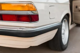esquina trasera de un automóvil beige, con la luz trasera derecha