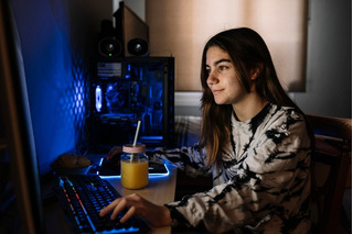 Adolescente jugando en una laptop gamer