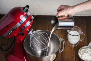 Batedeira planetária vermelha é utilizada para fazer uma receita.