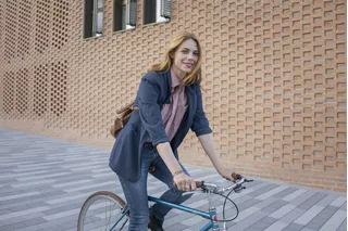 Mujer con su bicicleta