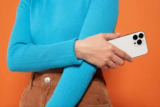 Mujer sosteniendo celular