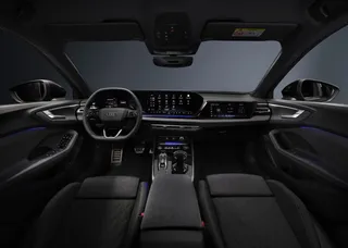 Um dos destaques da cabine Ă© o novo display curvo e panorĂąmico com tecnologia OLED