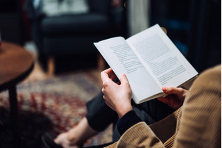 Mujer leyendo libro