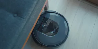 Aspiradora robot limpiando sala de estar