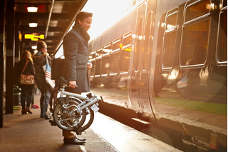 Hombre con bicicleta plegable