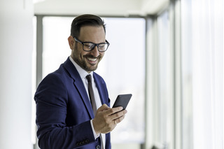 Hombre con celular