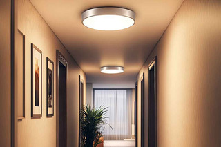 corredor com luminĂĄrias plafon