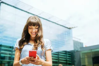 Alt: mulher com celular