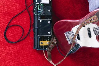 guitarra ao lado da pedaleira