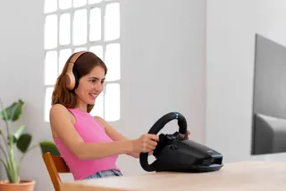 Mujer jugando un videojuego con un volante