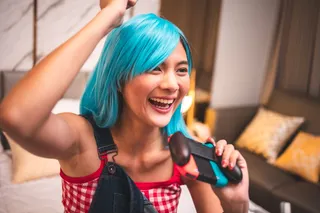 mujer joven jugando con nintendo switch oled