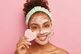 mulher com espuma facial