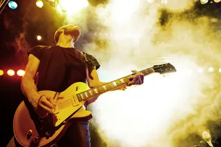 homem tocando guitarra