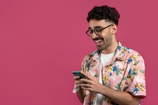 Homem usando smartphone