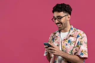 Homem usando smartphone