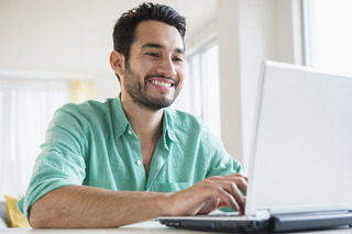 Hombre con notebook