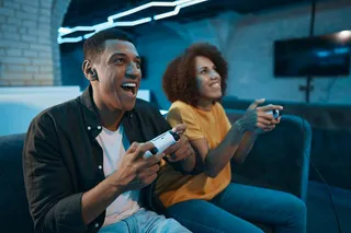 Homem e mulher jogando videogame