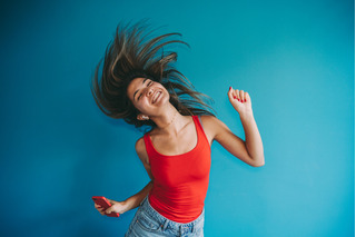 Joven bailando con sus auriculares inalámbricos