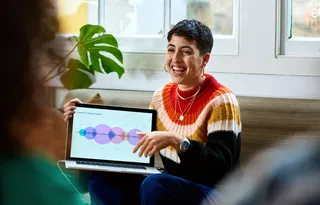 Mujer usando notebook diseño gráfico