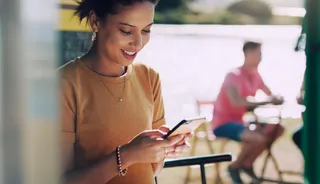 Mulher usando smartphone