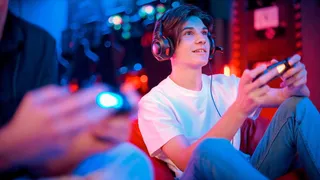 Pessoas jogando videogame