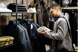 Hombre comprando tenis