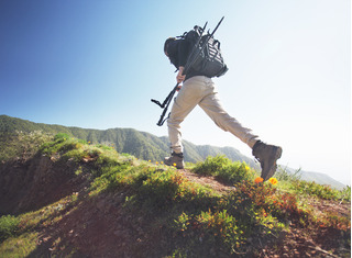 Homem fazendo trekking